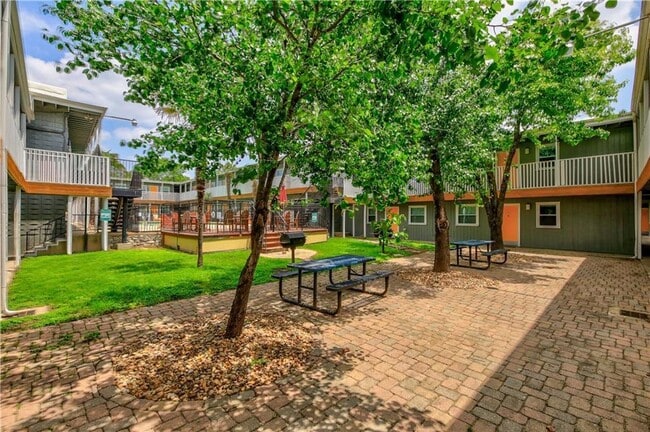 Photo - 2401 Manor Rd Unit 102