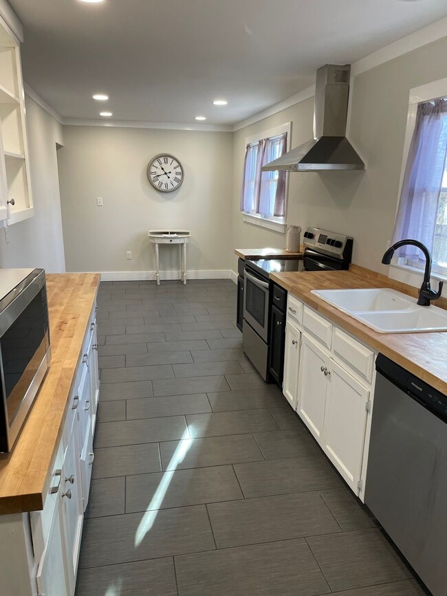 Photo - Five Points Home on a Hill