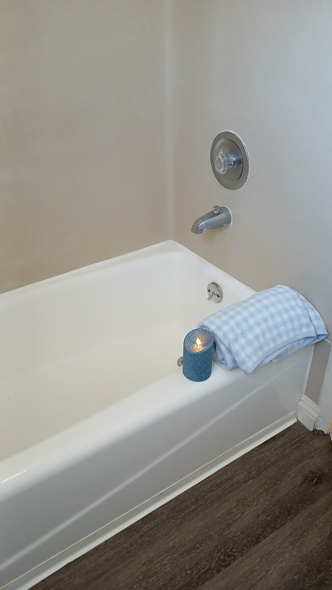 HORA DEL BAÑO - 3293 Cahuenga Blvd- ALL UTILITIES INCLUDED