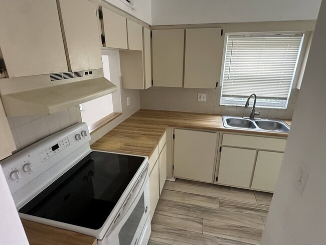 Photo - 6507 Dumont Ave