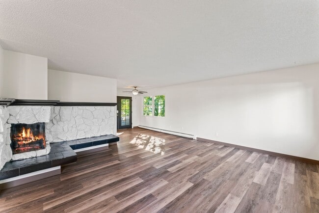 Building Photo - Newly Updated Turnagain 4 Bedroom Home!