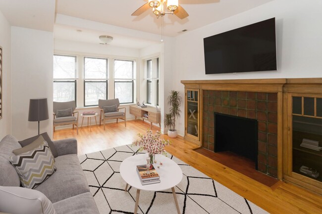 Dining/Living room - 5401-5409 S. Cottage Grove Avenue Apartments