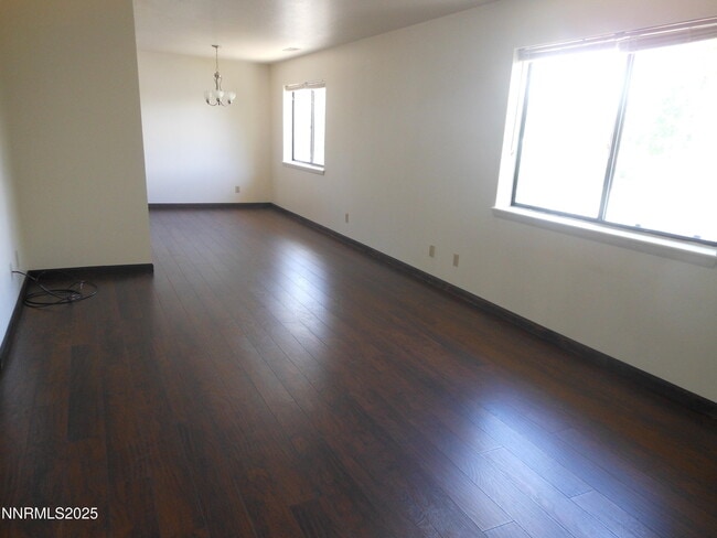 Photo - 551 Douglas St