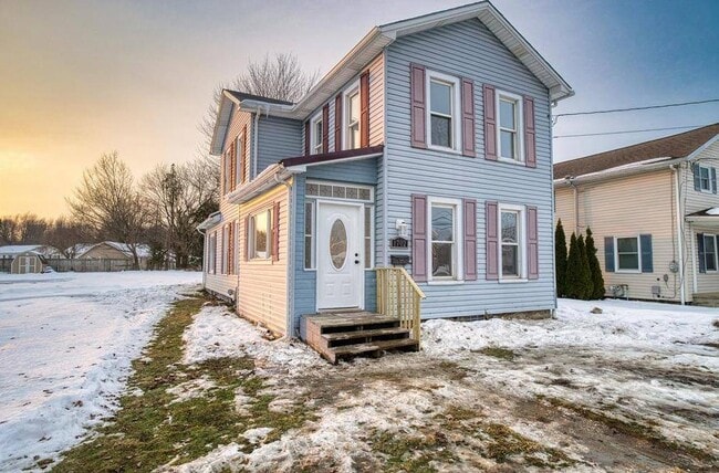 Photo - 1702 Lake St