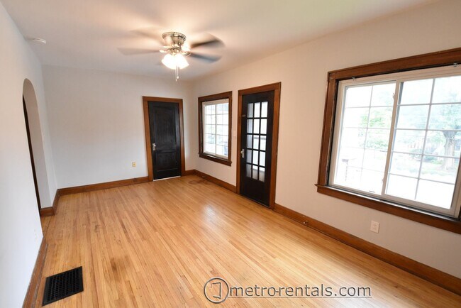 Photo - 2832-2834 Indianola Avenue Unit 2834 Indianola Avenue