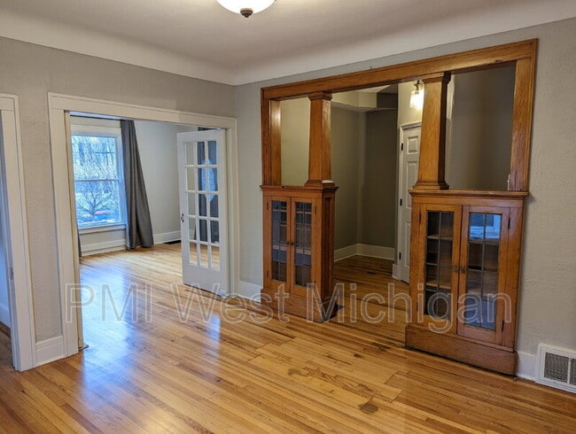 Photo - 144 Page St NE