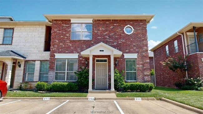 Building Photo - 211 Forest Dr Loop