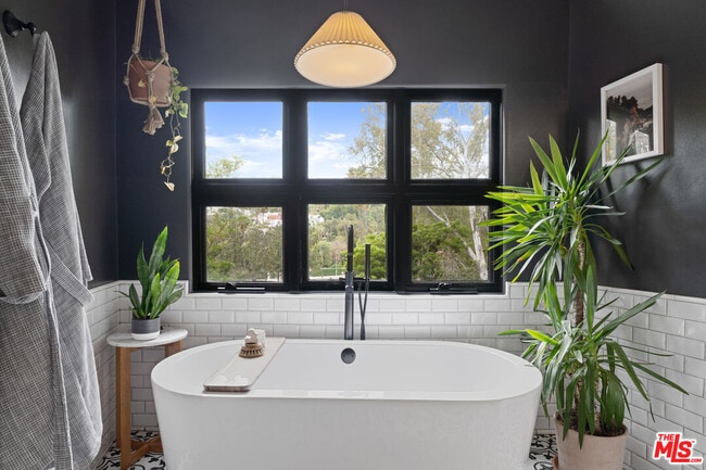 Photo - 2065 Watsonia Terrace