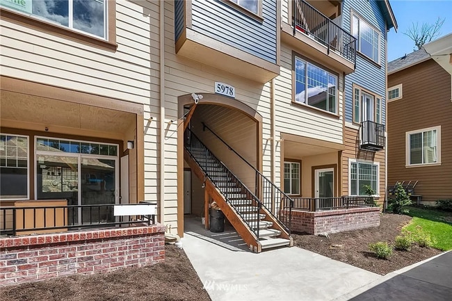Building Photo - Spacious light and bright condo in Redmond near E Lake Sammamish