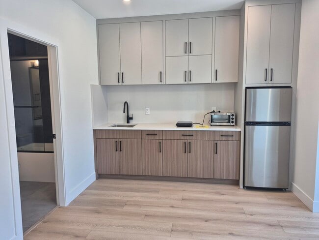 Building Photo - 2303 Hudson Ter Unit Studio
