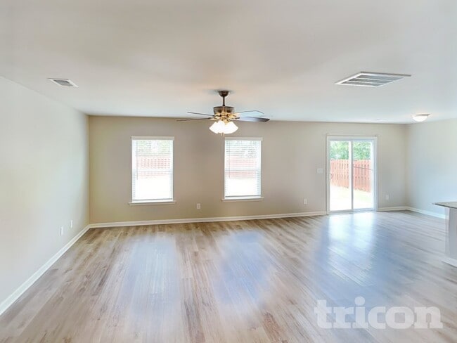 Photo - 725 Vanguard St