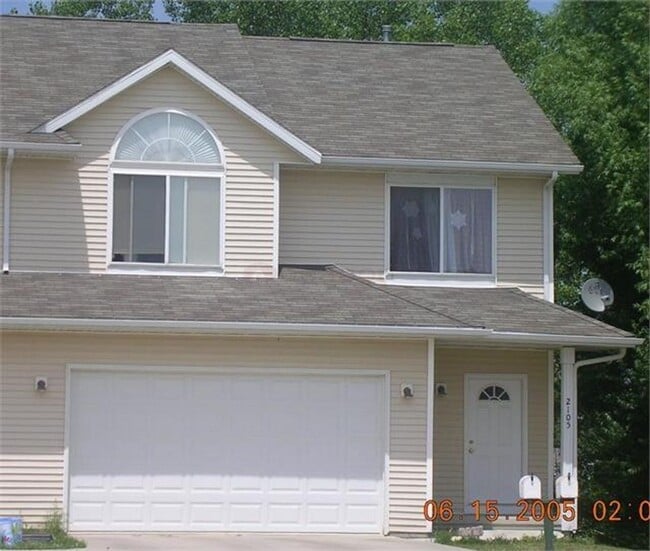 Building Photo - Beautifully Renovated Large 4 bedroom Dupl...