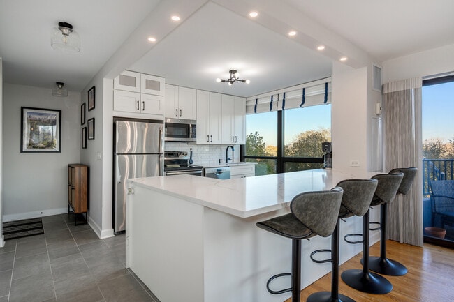 Building Photo - 2020 N Lincoln Park W Unit 3G