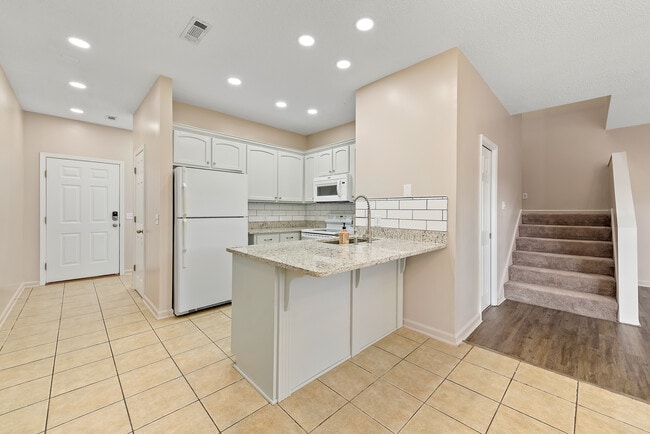 Photo - 33 Courtyard Way