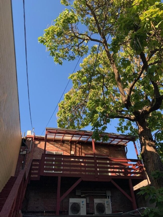 Building Photo - 241 SW G St Unit B