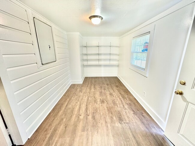 Photo - 690 Robertson Rd