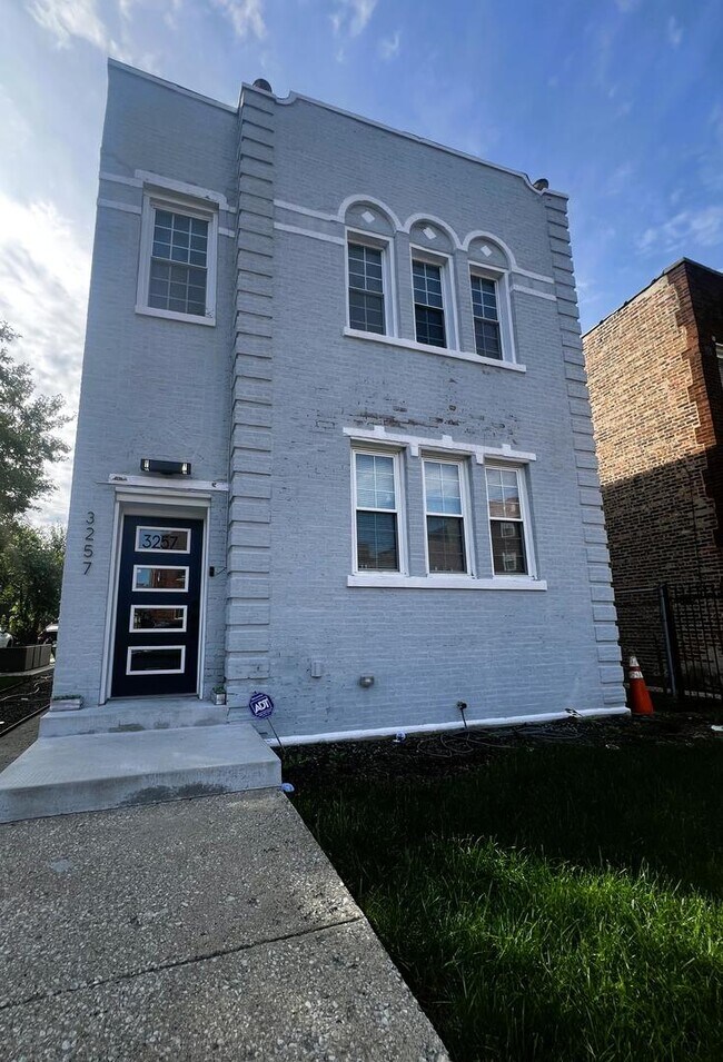 Building Photo - 3257 W Warren Blvd Unit 2