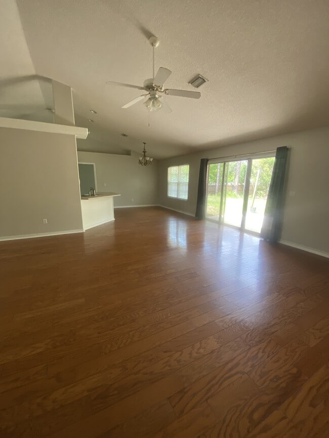 Photo - 6568 Fern St