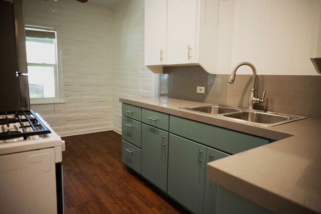 Building Photo - 907 Sierra St Unit 907