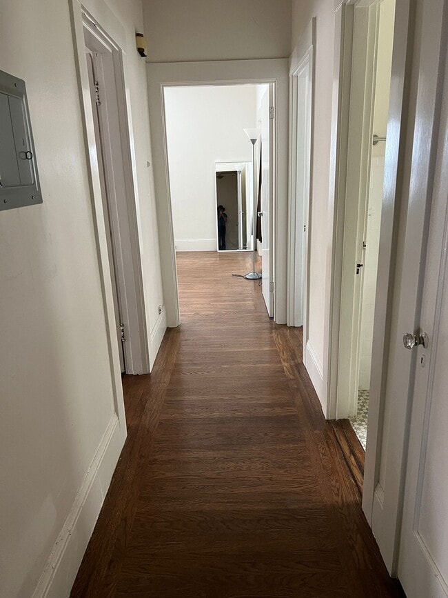 Photo - 1694 Oxford St