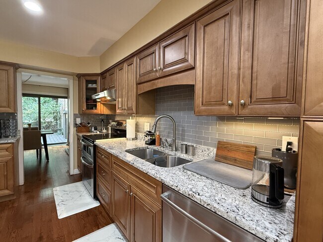 Photo - 772 Greenhills Dr