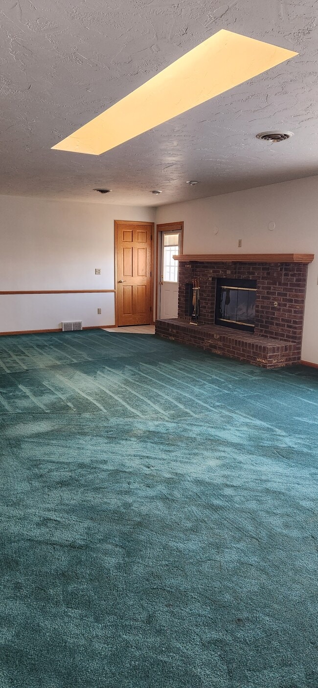 living room - 4415 State St Unit 3 Rental