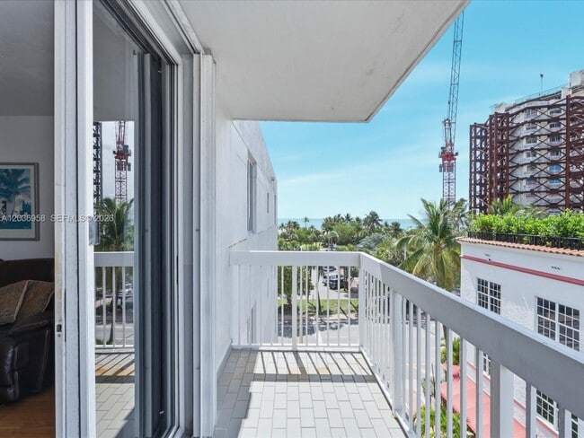 Building Photo - 3588 Collins Ave Unit 504