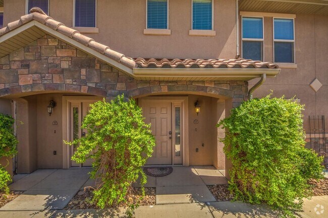 Building Photo - Beautiful townhome near little valley