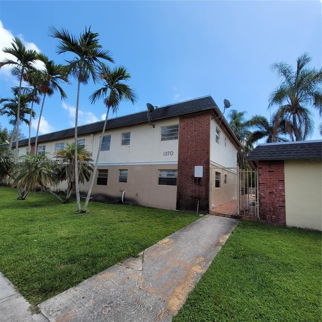 Building Photo - 1370 NE 119th St Unit 137015