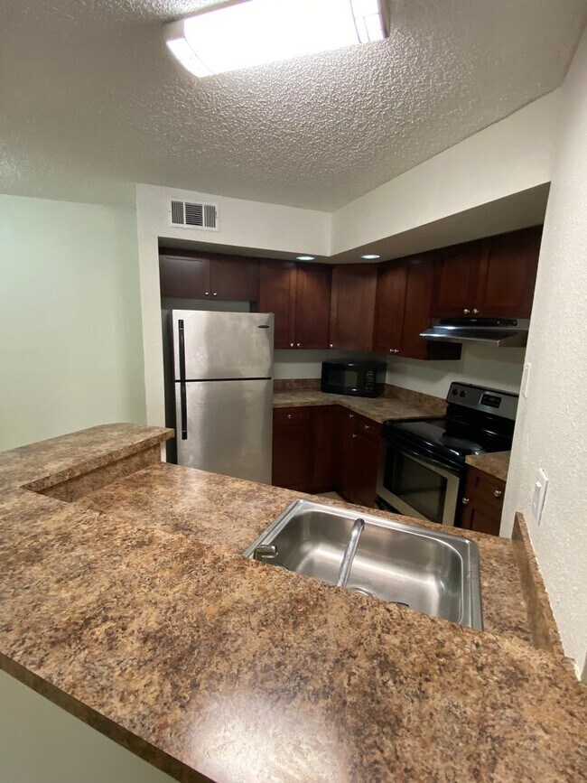 Photo - ? Your new home with a lake view awaits you in Orlando!! ? Unit 1313