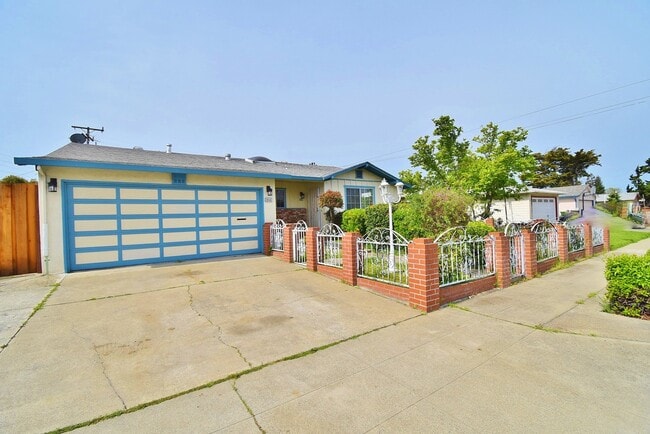 $3,590 / 3 BR - NICELY REMODELED FREMONT H... - $3,590 / 3 BR - NICELY REMODELED FREMONT H... House
