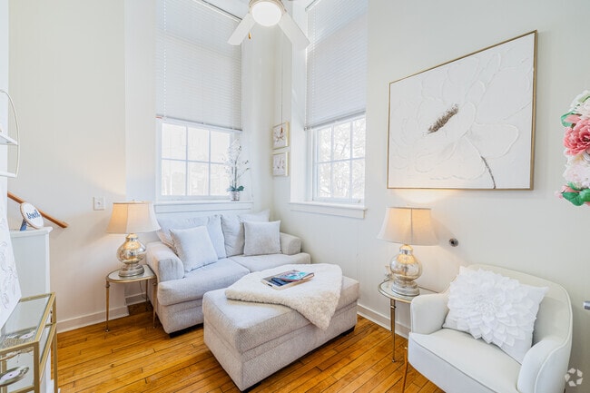 1BR, 1BA - 625SF - Living Room