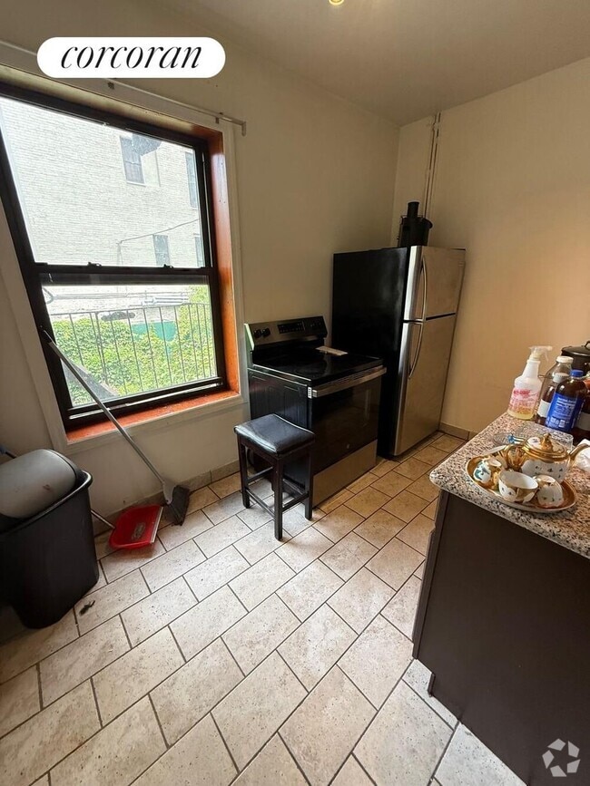 Building Photo - 415 E 187th St Rental