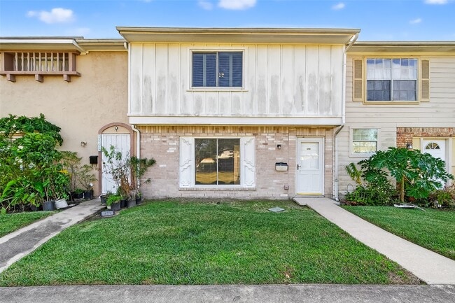 Building Photo - 8462 Leawood Blvd