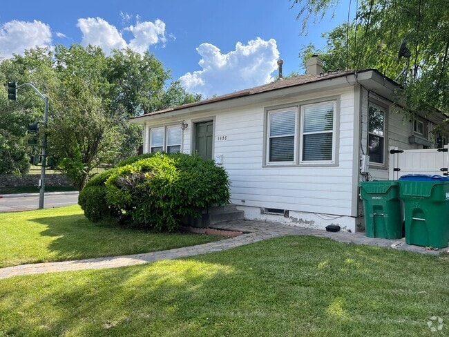 Building Photo - 1 Bedroom / 1 Bathroom Duplex in Old South... Rental