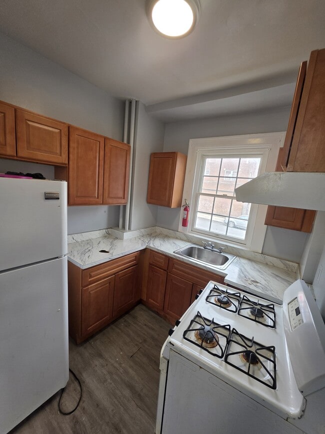 Building Photo - 325 Roseville Ave Unit 1