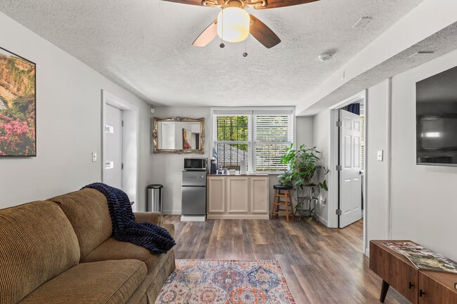 Photo - 1593 Mill Acres Dr SW Unidad Mamaa's Garden Suite