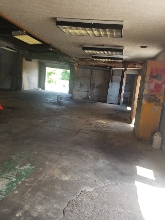 Building Photo - 6027 Elyria Ave Unit 6027 elyria ave Rental