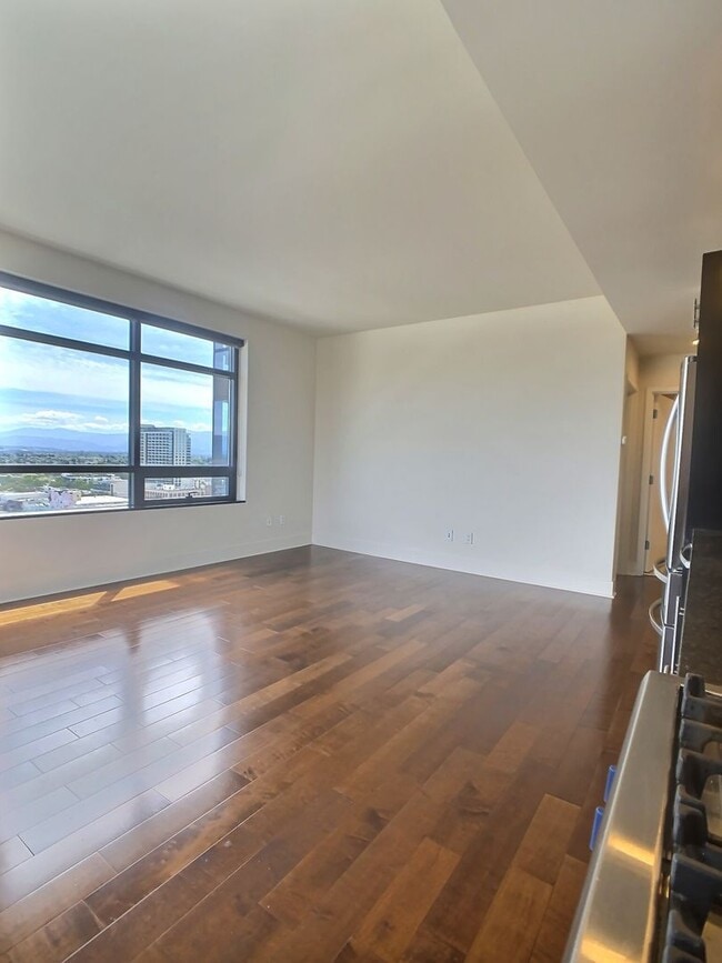 Photo - Gorgeous 2 Bedroom/2 Bathroom Condo for Rent at The 88 on the 17th Floor Unidad 1705
