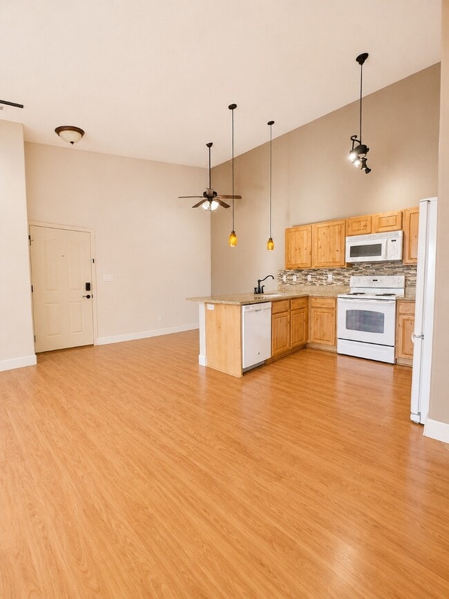 6800 N Spurwing Loop