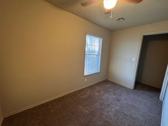 Photo - 4 bed 2.5 bath 2 story duplex! New paint and flooring ready for move in!