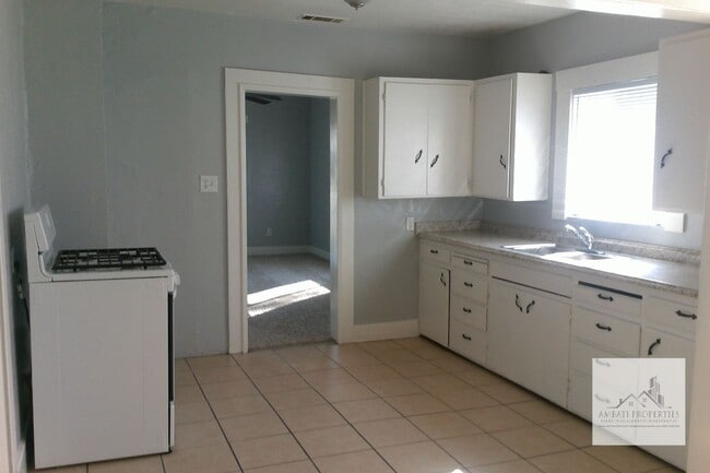 Photo - Cute Traditional. 3 Bedroom 1 bath home in Tower District.