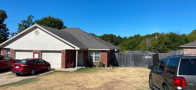 Building Photo - 1430 Shoshoni Trail Unit Apt B