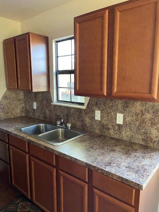 Photo - cute 2 bed 1 bath, fenced yard, small pet ok with deposit.