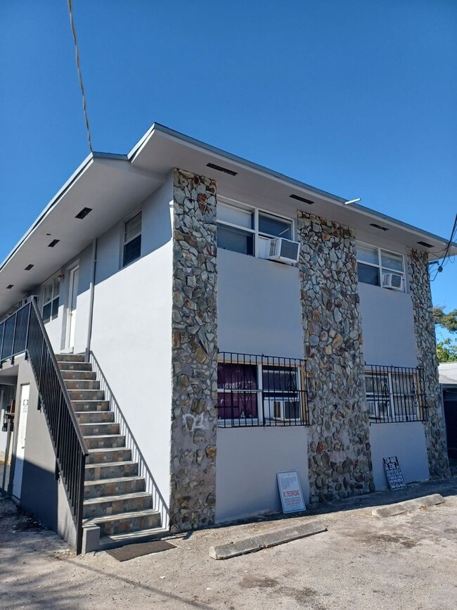 Building Photo - 1610 NW 59th St Unit 2 Rental