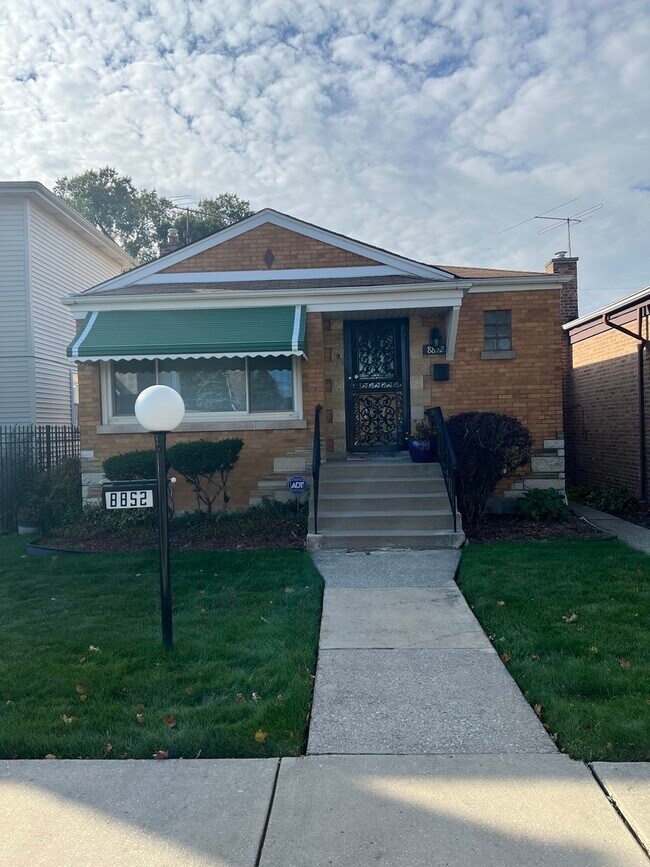 8852 S Oglesby Ave Rental For Rent in Chicago, IL