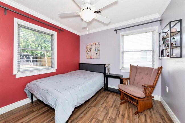 Photo - 2004 19th St W