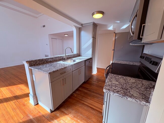 Photo - 1 E King St E