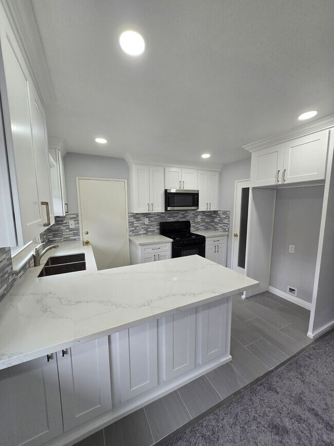 Updated 2 bedroom Apartment, Nestled in th... Unit 4 Condo for Rent