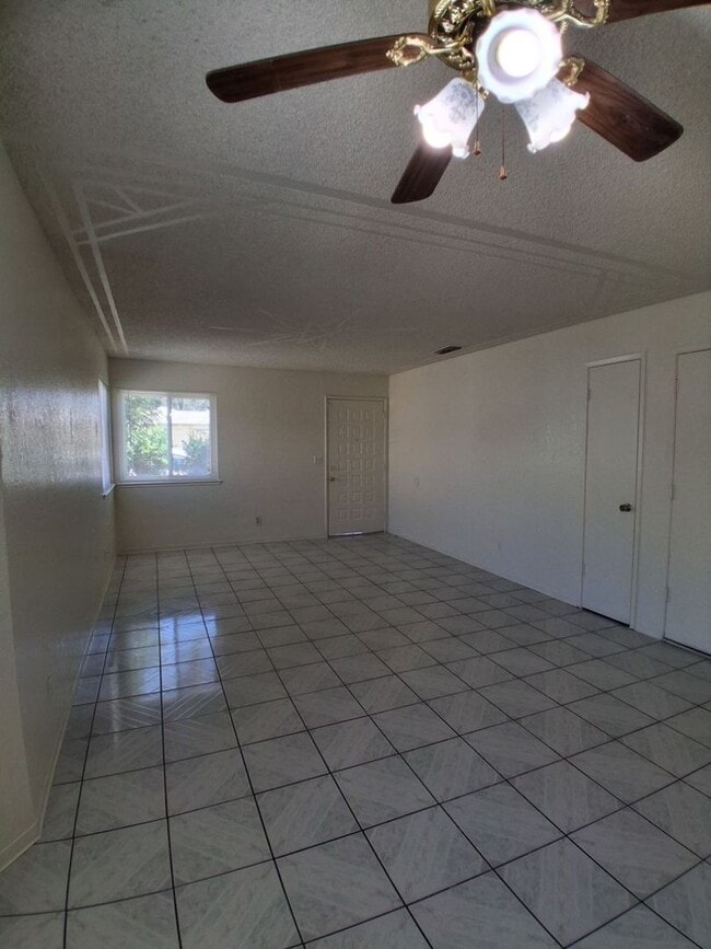 Photo - Spacious 3 Bedroom With Garage Located On Ashlan & Cornelia!